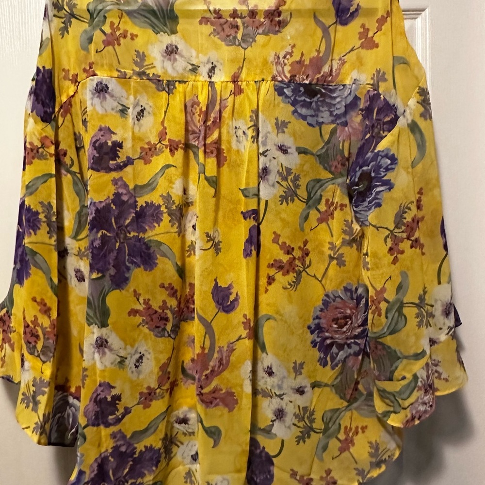 Size large feminine top with flowy fit and Redford detail on sleeve